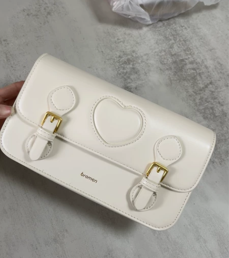 不莱玫 复古邮差包 腋下包 单肩包 奶白色...