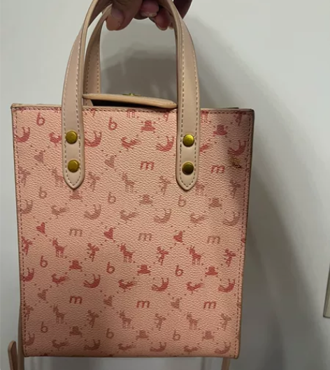 不莱梅粉色斜跨包 感兴趣的话点“我想要”和...