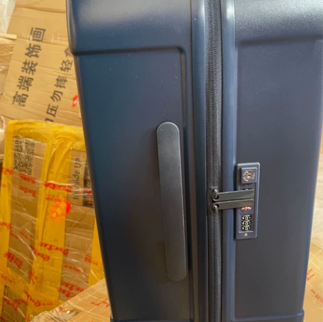 迪柯文行李箱,全新!!!24寸!!!藏蓝色...