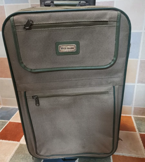 收藏的年代久远的旅行箱，喜欢老物件或拍电影...