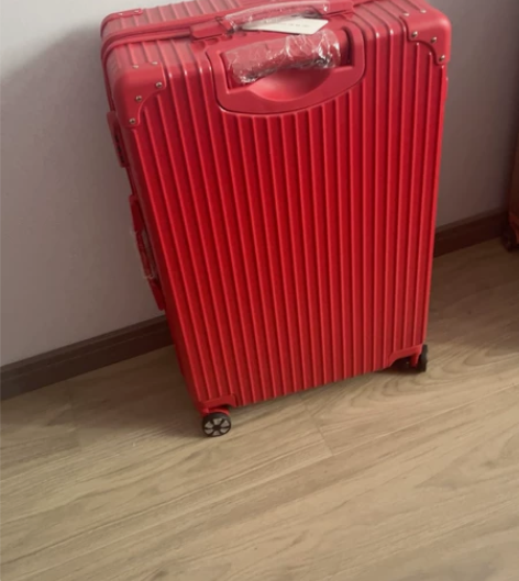 26寸红色大箱子 全新便宜出 感兴趣的话点...