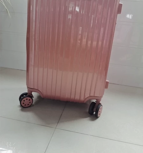 行李箱是京嵘保罗的  22寸 大概两年前在实体店买的 军训的...