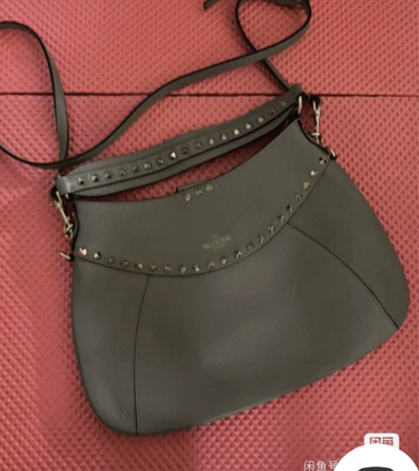 Valentino华伦天奴铆钉新月包斜挎包...