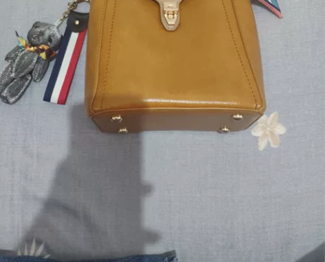 八成新女士手提包，装钥匙手机钱包，因包包太...