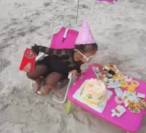 椅子和雨伞，只有一把椅子和一把雨伞，轻微使...