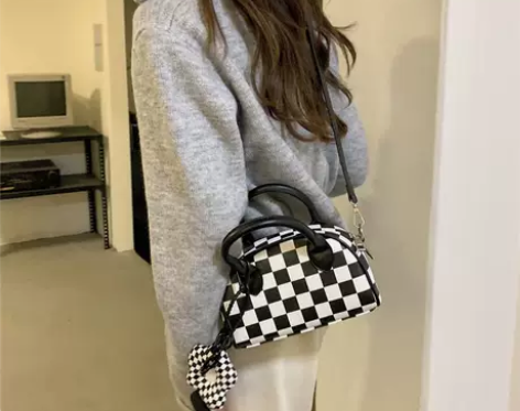斜挎包女2022新款潮高级棋盘格暗黑波士顿...