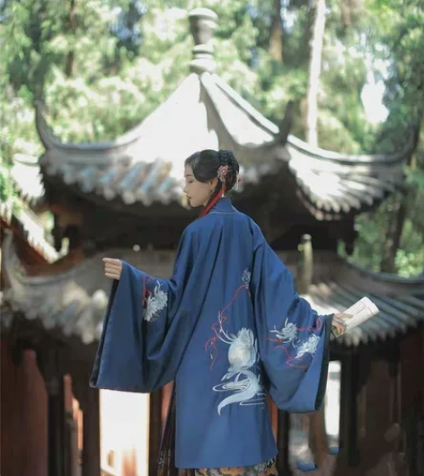 兰若庭乘黄披风 蓝色m全新 感兴趣的话点“...