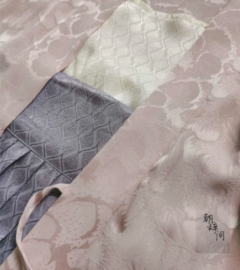 朝辞间 淼淼 宋制粉色长衫 尺码：S 颜色...