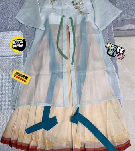 出售汉服一件，全新，只试穿过一次。 因本人...