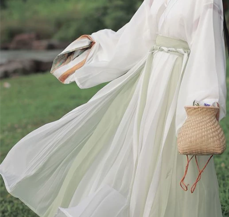 主打Lolita了，全新，就试穿过一次，然...