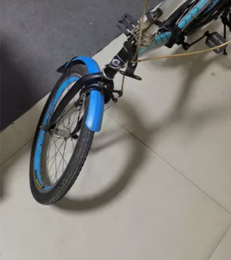 上海永久折叠自行车,轮胎18寸,轮胎有点裂...