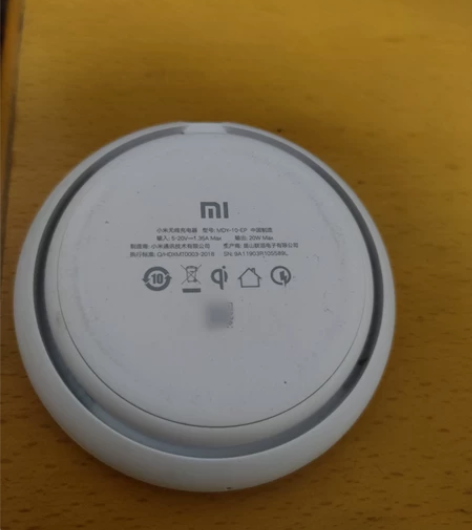小米无线充电器，只有底座没有数据线和充电头...
