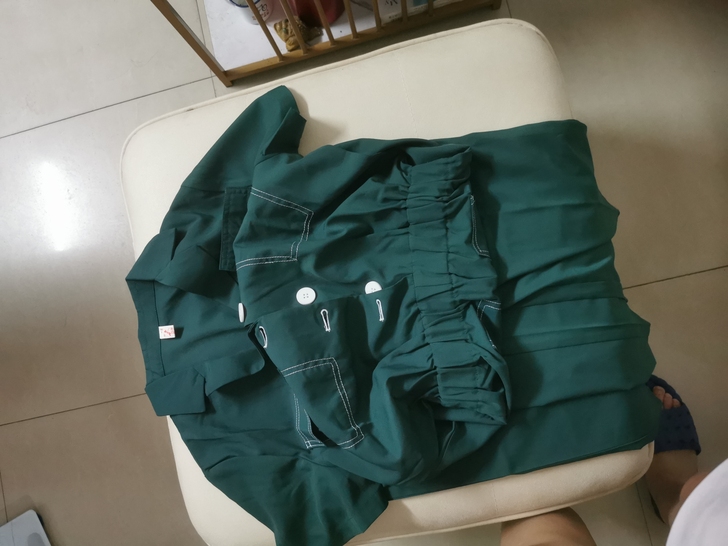出闲置，全新不带吊牌，没穿过的，红蜻蜓的连...