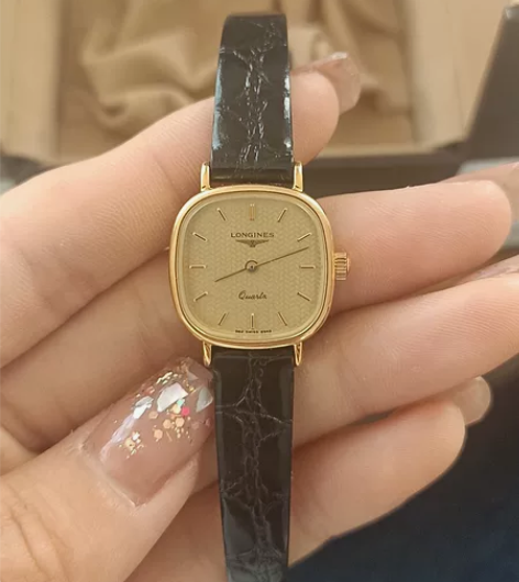 回流浪琴石英手表品相好，带证书原盒，电池已...