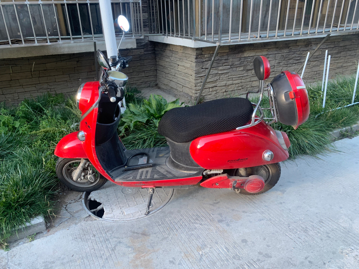 凤凰电动车   比较新  没去擦  所以泥...