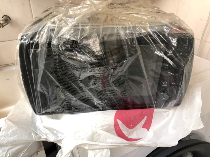 家用小型电烤箱。
