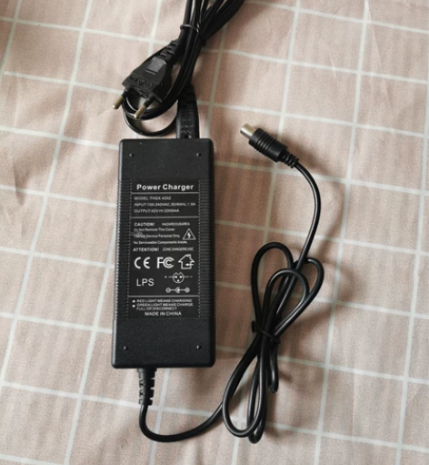 全新，小米电动滑板车充电器42V，1.5A...