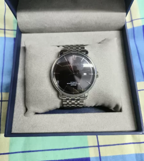 雷诺机械手表，帮舍友挂的，表面挺新，后盖有...