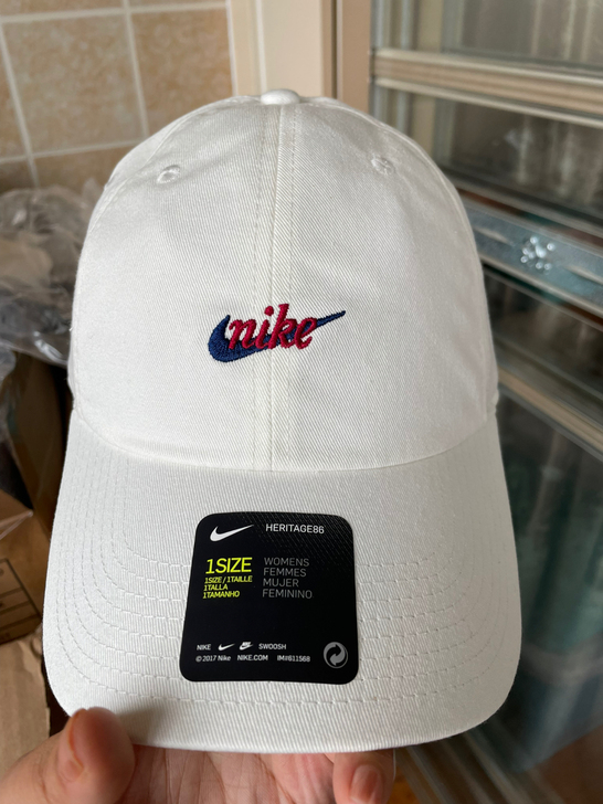 耐克Nike休闲运动鸭舌帽 米白色 蓝红刺...
