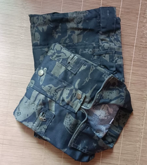 全新迷彩服外套和裤子，耐磨宽松，只试穿过一...
