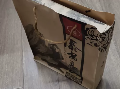 泰安泰山邮票收藏册和风景文化读本各一件，可...