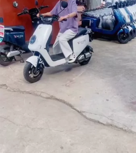 全景天窗，八面拉风，吹着中央自然空调，要风...