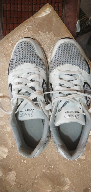 特步男鞋45码,适合44,45码穿,八新以...