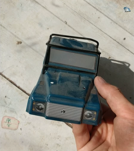 不知名字的汽车卡车升级零件的带轮胎和车顶篷...