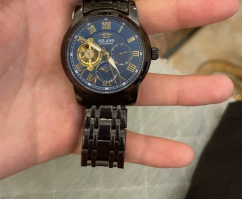 朋友送的艾浪手表 从来没带过盒子都还在 成...