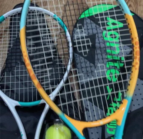 2个安格耐特网球拍，3个网球。员工内购时买...