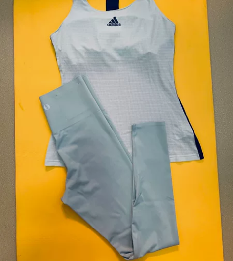 阿迪达斯网球上衣M码,自带内置胸垫。送全新...