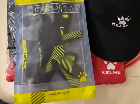 一套KELME，有束口袋，棒球帽，单肩包和...