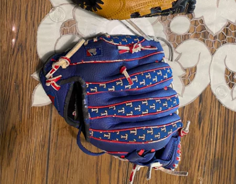 转两个闲置的棒球垒球手套，10英寸，适合6...