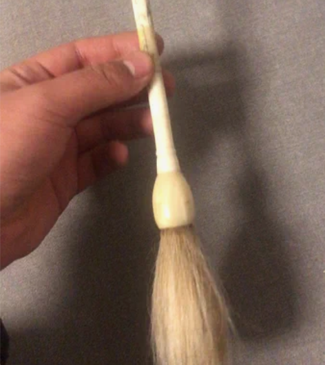老骨头毛笔,带刻工。长大概30公分二手物品...