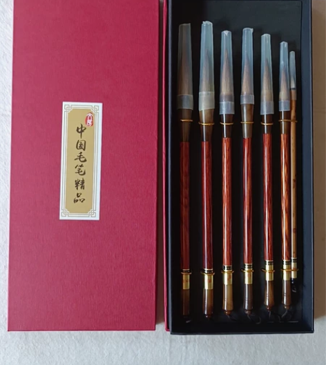 弹性适中比纯羊毛硬，比弹性强的弱，书法画画...