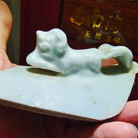 清乾隆狮子把手瓷片标本 感兴趣的话点“我想...