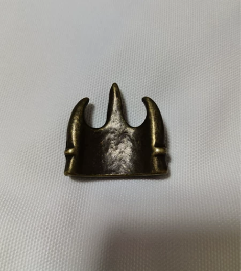 铜笔架。高4.2cm，宽4.3cm。包浆浑...