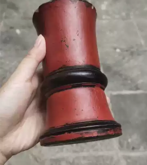 晚清老笔筒,器形简约大方,用土漆着上红加黑...