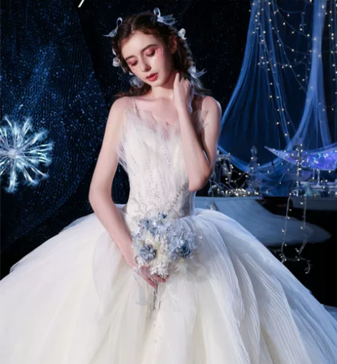 纯白色齐地拖尾款婚纱 面料柔软，质感顺滑 ...