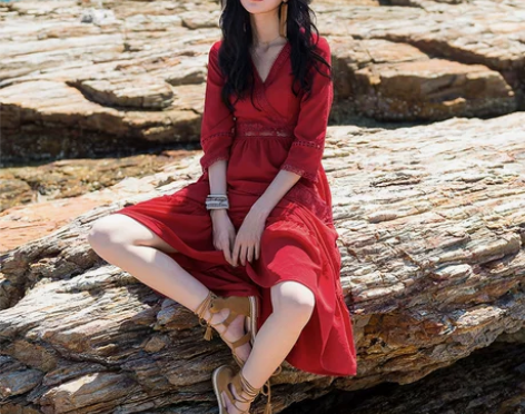 ?海南三亚旅游茶卡盐湖红色沙滩裙女海边度假...