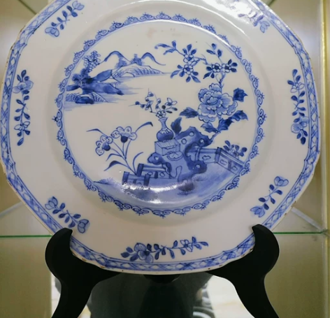 清代雍乾时期青花八角盘，绘有峰峦、花草、湖...