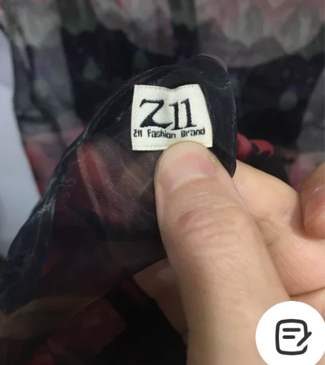 Zll的欧根纱连衣裙两件套，里面是黑色吊带...