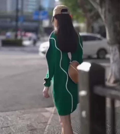 艾弗牌卫衣裙，百分百新款，带吊牌专柜正品，...