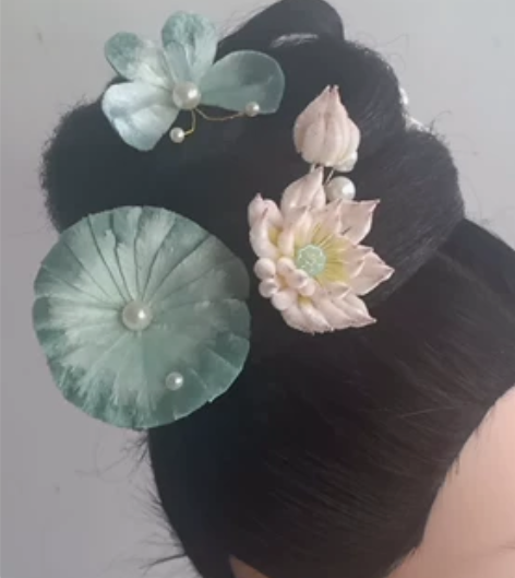 绒花荷花，蚕丝绒花纯手工制作，手机拍的颜色...