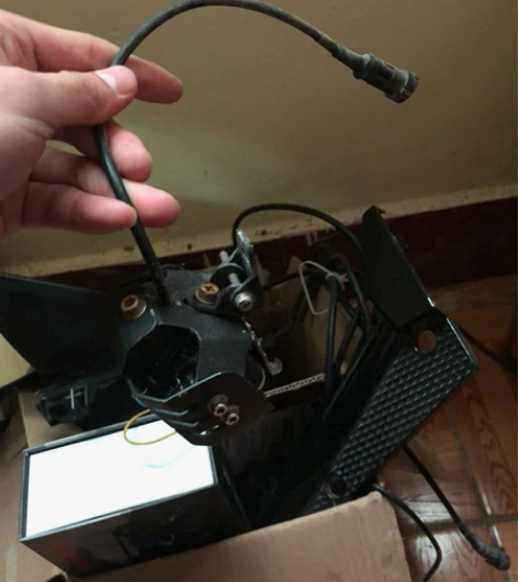 宝雕400后视镜，贴有碳纤维纸所以没有任何...