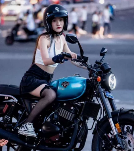 出售银钢拿铁250 复古摩托车 搭载双缸2...