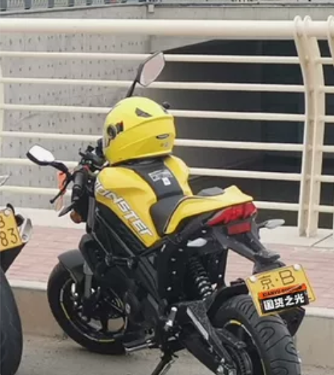 原价9000左右，交强险，防摔杠，后尾架，...