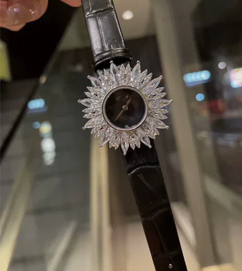小众设计款女士腕表瑞士石英机芯  表壳直径...
