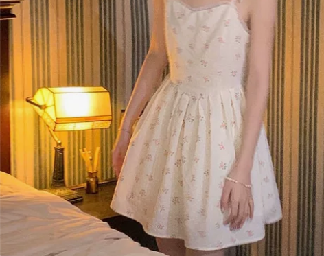 法式碎花吊带连衣裙女夏季2022新款茶歇收...