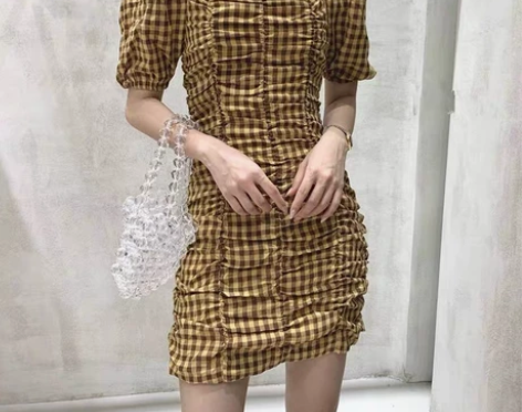 2022夏格子一字肩法式设计感港风修身显瘦...